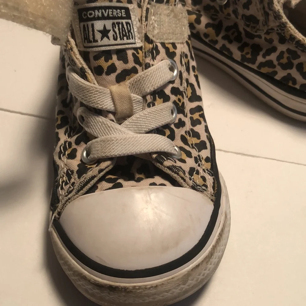 Girls size 7 animal print converse